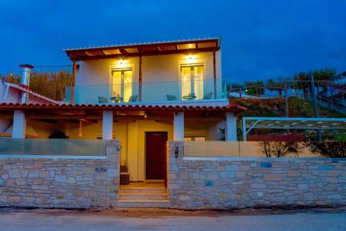 4 Bedroom Beachfront Villa With Private Pool, Skaleta
