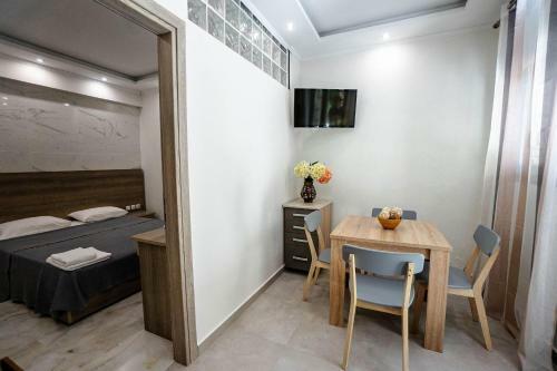 Golden Dolphin Studios & Apartments