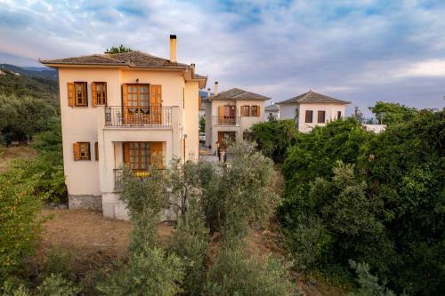 Olive House In Damoucharu With A Sea View