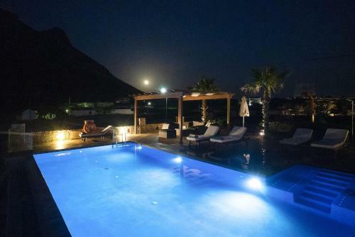 Villa When The Pool Touches The Sea..