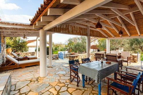 The Blue House Seaside Retreat - Fully Equipped