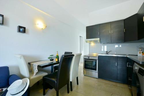 Nisos Family House