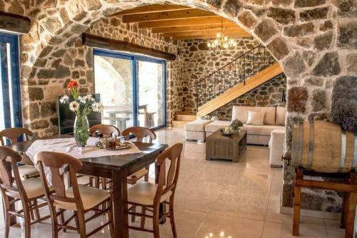 Villa Traditional Elegance With Privacy & Amazing Views