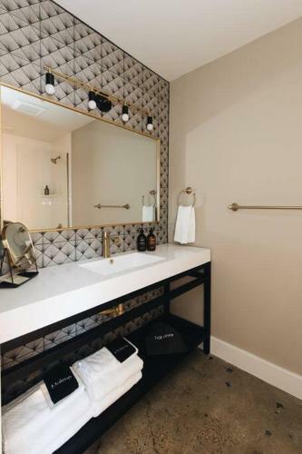 Posada Fernwood Suite 103 At The Bellwether Hotel