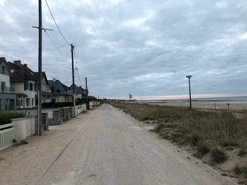 La Plage Au Bout Du Jardin / Sword Beach Cottage