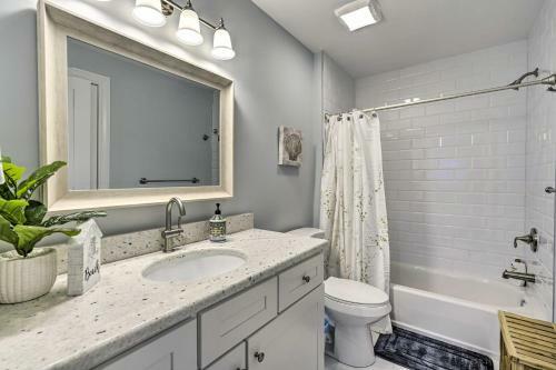 Chic Getaway With Hot Tub - Half-mi To Beach!