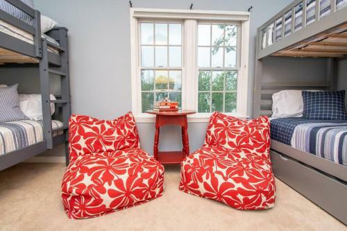 Gorgeous Historic Victorian With 8 Bedroom/4 Baths