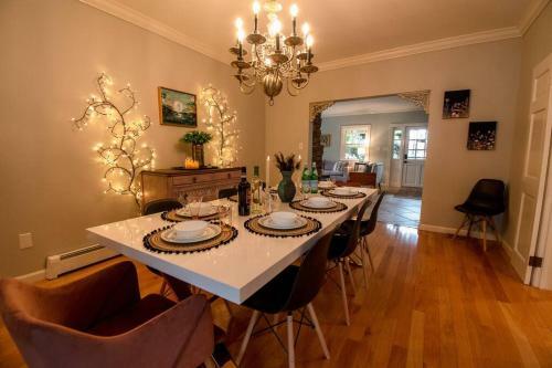 Gorgeous Historic Victorian With 8 Bedroom/4 Baths