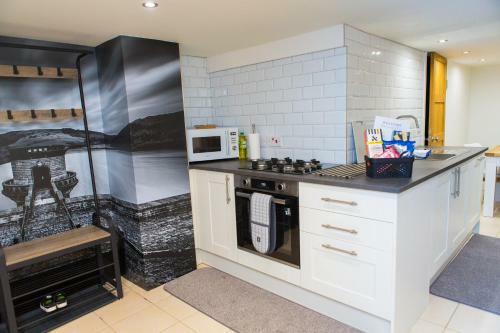 High Peak Place - Spacious Whaley Bridge Townhouse