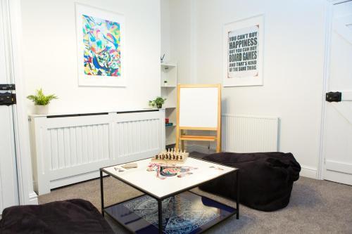 High Peak Place - Spacious Whaley Bridge Townhouse