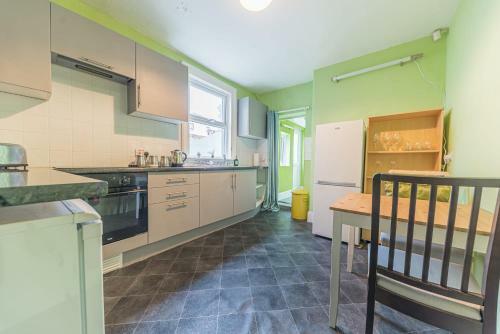 Central Location 5 Private Ensuite Bedrooms Great For Work Or Play