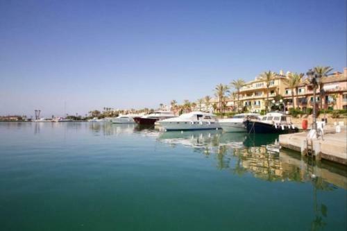 Apartamentos Sotogrande Con Piscina Y Garaje