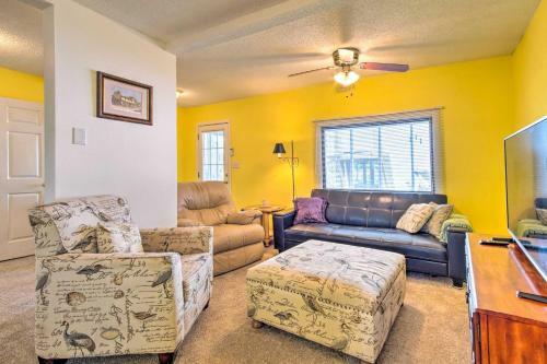 Sunny Oak Island Retreat - 3 Blocks To Beach!