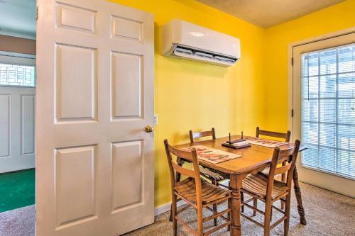 Sunny Oak Island Retreat - 3 Blocks To Beach!