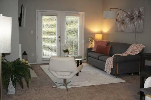 Contemporary Mid-rise Apartment By Downtown Dallas