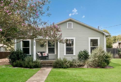 Charming Bungalow With Spa! Close To Main St!