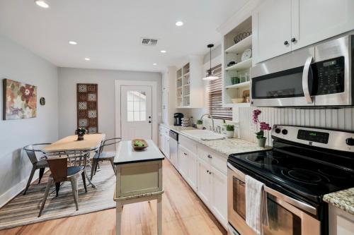Charming Bungalow With Spa! Close To Main St!
