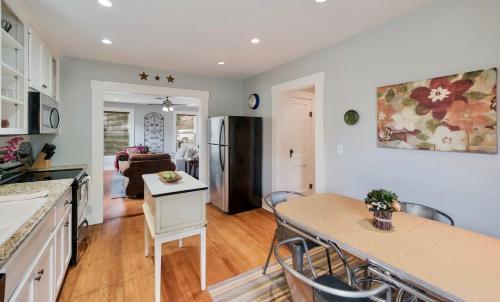 Charming Bungalow With Spa! Close To Main St!