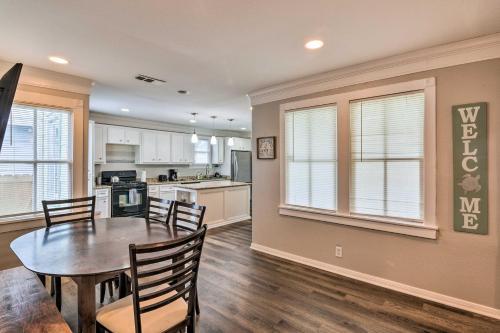 Charming Galveston Home Less Than 1 Mi To Seawall!