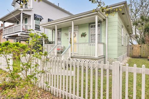 Charming Galveston Home Less Than 1 Mi To Seawall!