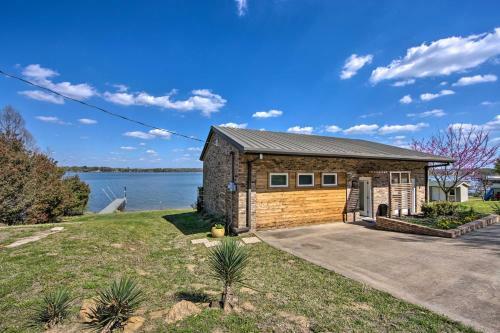 Modern Malakoff Escape With Panoramic Lake View