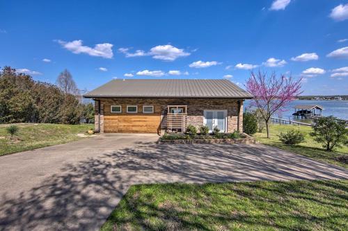 Modern Malakoff Escape With Panoramic Lake View