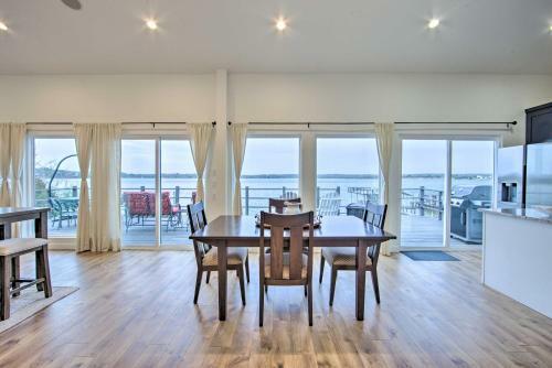 Modern Malakoff Escape With Panoramic Lake View