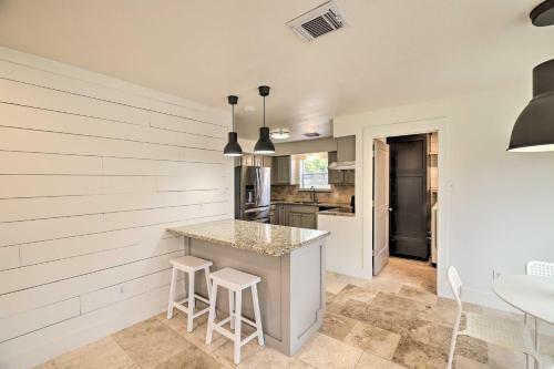 Modern House With Fireplace, Walk To Fishing!