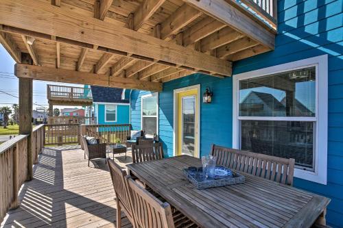 Sun-soaked Texas Getaway With Multiple Decks!