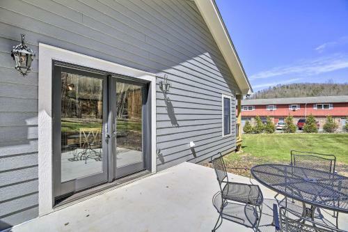 Cozy Damascus Cottage With Outdoor Amenities