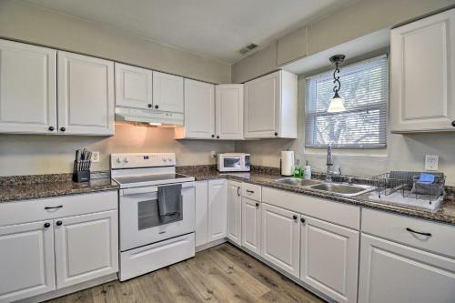 Norfolk Home With Private Yard - Walk To Beach!