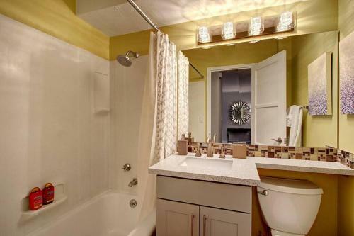 Apartamento Modern Coastal Downtownking Bedwork Deskkitchen