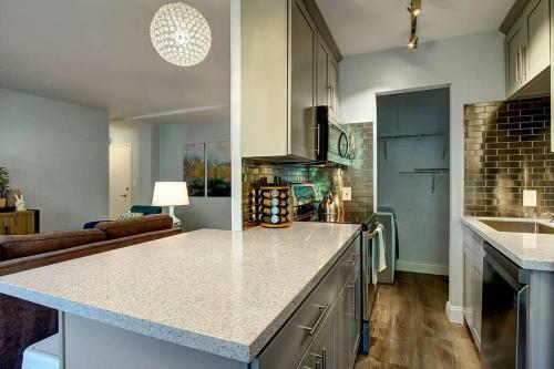 Apartamento Modern Coastal Downtownking Bedwork Deskkitchen