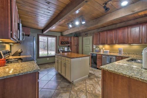 Inviting Home With Hot Tub On Table Rock Lake!