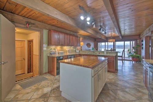 Inviting Home With Hot Tub On Table Rock Lake!