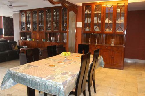 Service Apartment, Park Street, Calcutta
