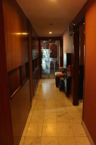 Service Apartment, Park Street, Calcutta