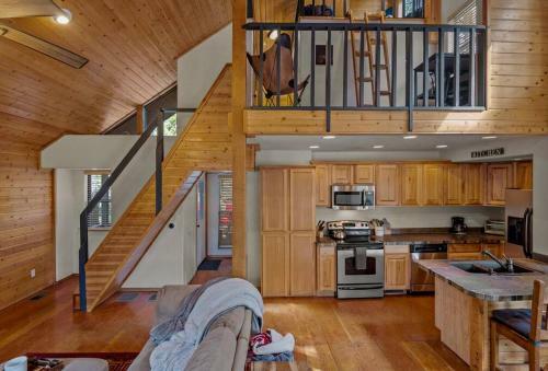 Cozy 3 Story Cabin With Loft, 2 Decks & Fire Pit