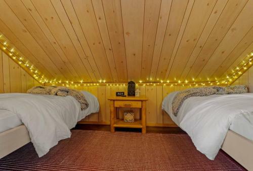 Cozy 3 Story Cabin With Loft, 2 Decks & Fire Pit
