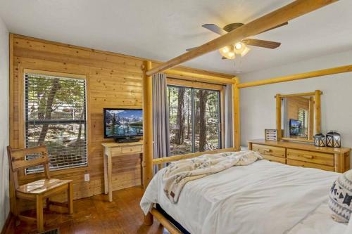 Cozy 3 Story Cabin With Loft, 2 Decks & Fire Pit