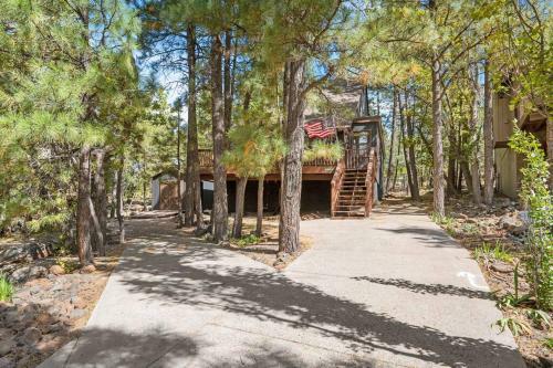 Cozy 3 Story Cabin With Loft, 2 Decks & Fire Pit