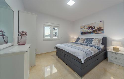 Nice Home In Bilice With 3 Bedrooms