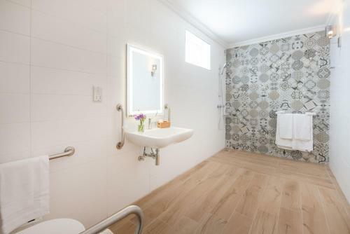 Hostal George's Boutique Living