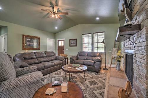 Modern Retreat With Deck Walk To White River!