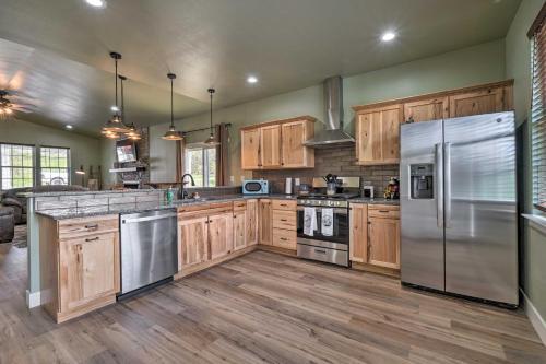 Modern Retreat With Deck Walk To White River!