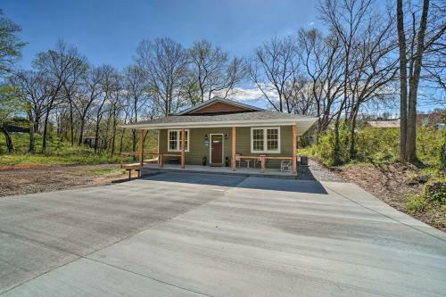 Modern Retreat With Deck Walk To White River!
