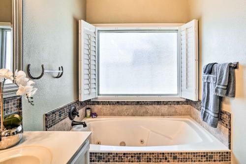 Peaceful Glendale Home With Yard, Patio And Pool!