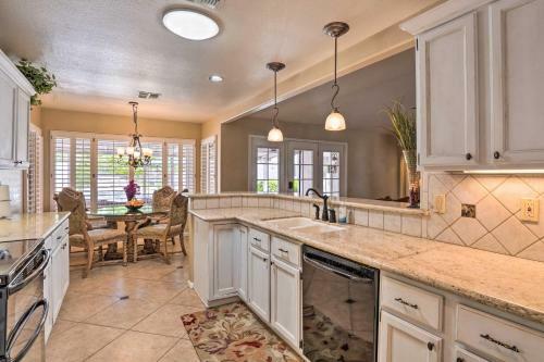 Peaceful Glendale Home With Yard, Patio And Pool!