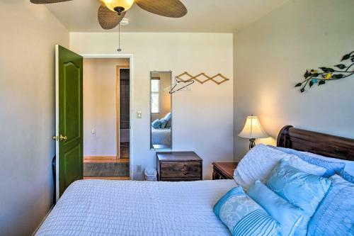 Inviting Big Bear Retreat With Hot Tub And Fire Pit!