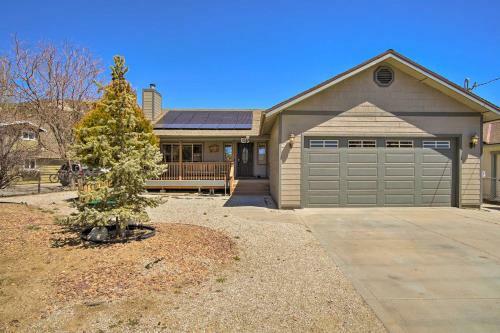 Inviting Big Bear Retreat With Hot Tub And Fire Pit!